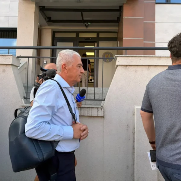 Reprezentanții KIA România au fost audiați la Arad în dosarul de înșelăciune | Zeci de păgubiți s-au adunat în fața sediului Poliției purtând tricouri personalizate cu suma pe care au achitat-o dealerului auto pentru mașinile pe care nu le-au mai primit