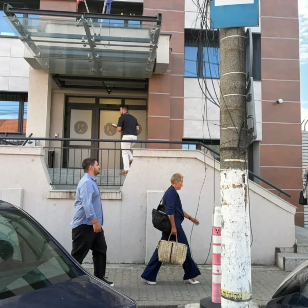 Reprezentanții KIA România au fost audiați la Arad în dosarul de înșelăciune | Zeci de păgubiți s-au adunat în fața sediului Poliției purtând tricouri personalizate cu suma pe care au achitat-o dealerului auto pentru mașinile pe care nu le-au mai primit