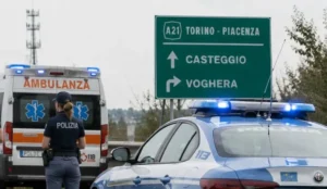 Doi români au mers 100 de kilometri prin Italia cu fiul lor mort în mașină. Credeau că doarme