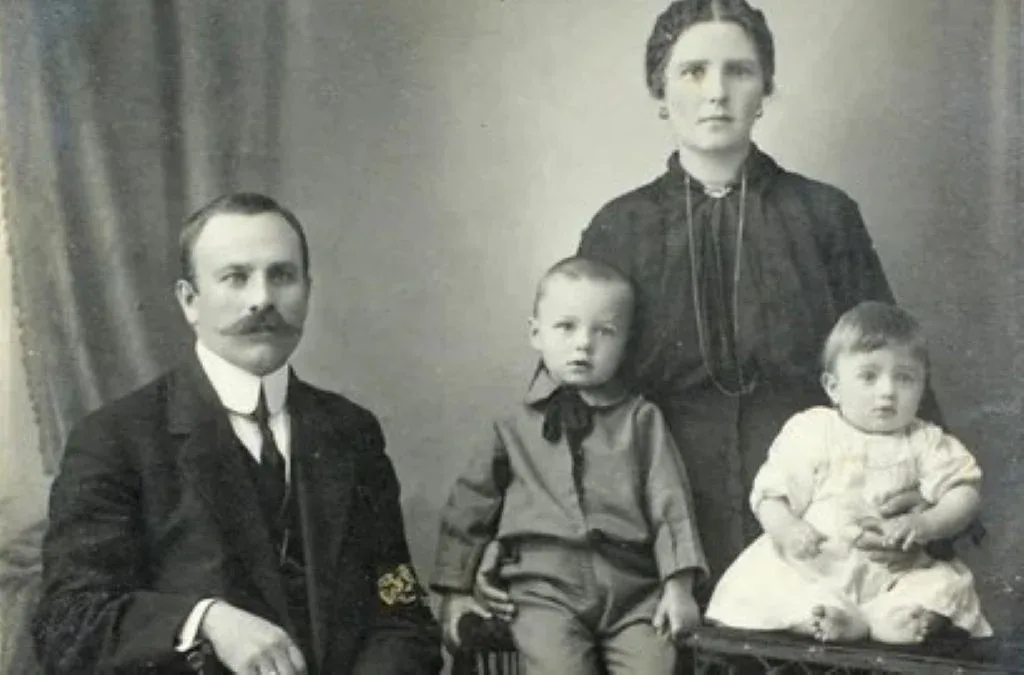 Căminul familial în oglinda timpului 1 vintage family portret 1