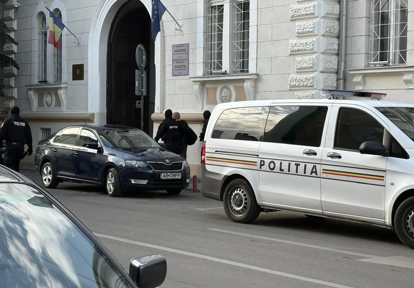 Un bărbat a fost arestat în urma perchezițiilor de la Arad