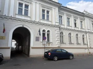 Fals polițist din Arad, condamnat la închisoare cu suspendare | Lua declarații victimei într-o casă din Grădiște, încasa bani și amenința că o arestează dacă nu-i achită așa-zisele cheltuieli judiciare