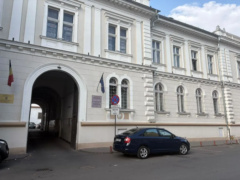 Fals polițist din Arad, condamnat la închisoare cu suspendare | Lua declarații victimei într-o casă din Grădiște, încasa bani și amenința că o arestează dacă nu-i achită așa-zisele cheltuieli judiciare