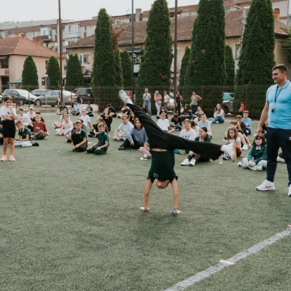 Caravana #BeActive a adus-o pe campioana Simona Amânar la Liceul Teoretic Sebiș