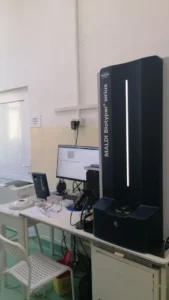 Foto: sistemul MALDI-TOF Bruker, SCJUA
