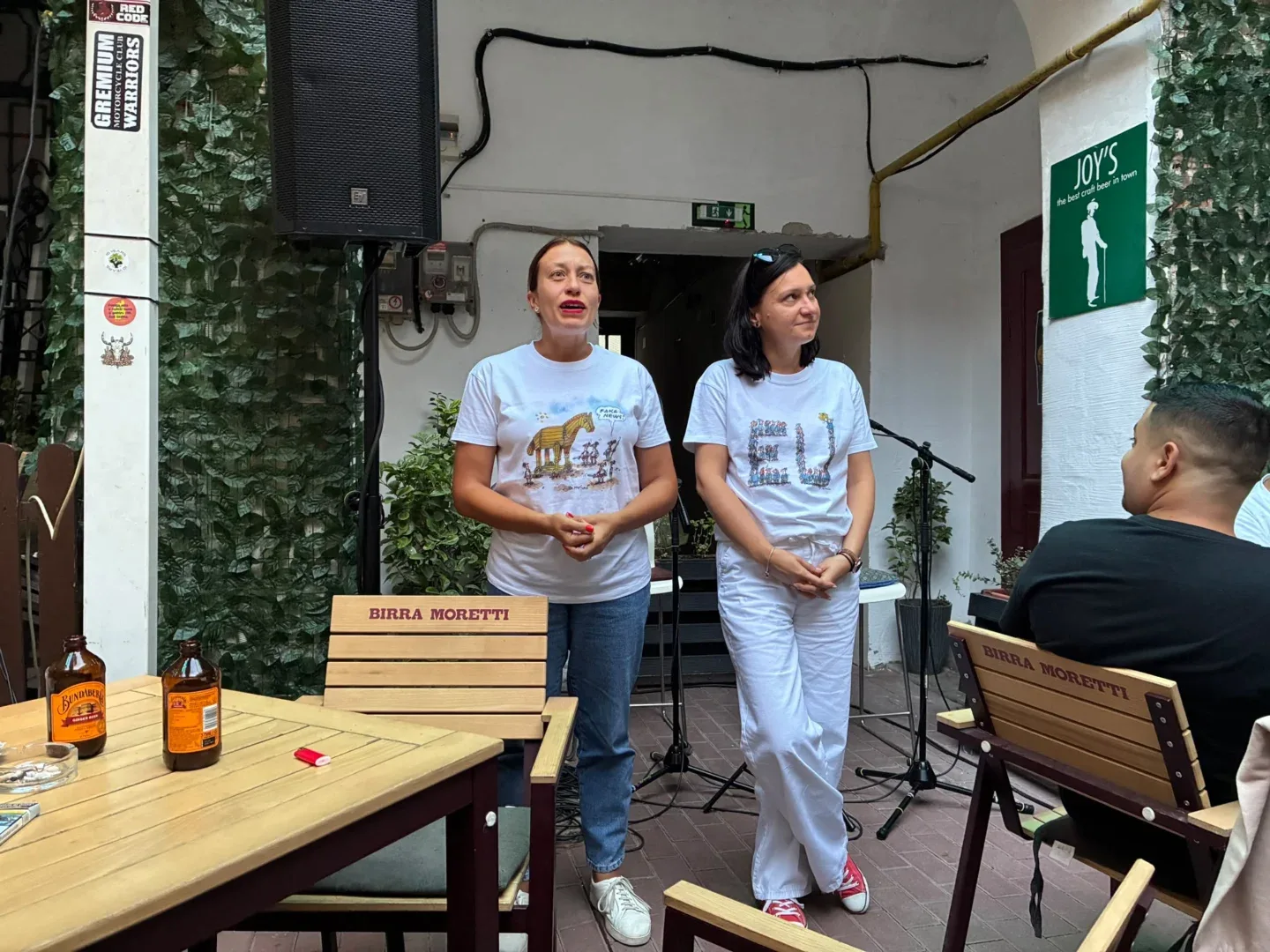 Costel Pătrășcan a adus umor cu accent european la Cafeneaua Literară Joy's