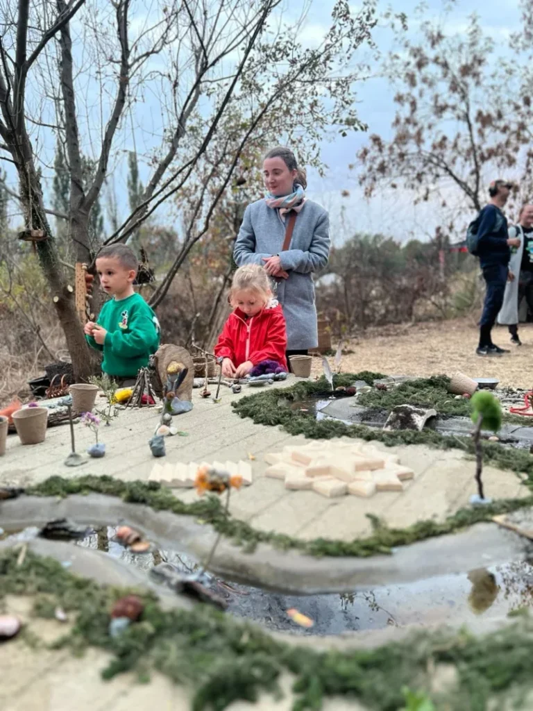Semne în Timp | „Cuiburi", instalații participative pe Malul Mureșului