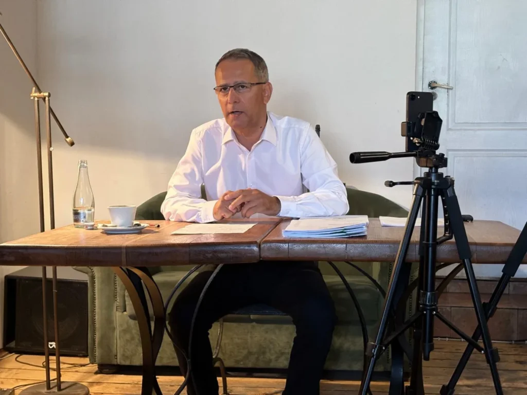 Denis Borz vs. Primăria Livada - un caz demn de analele psihiatriei judiciare | Hărțuit de fiul vitreg, Adrian Țolea explică tot contextul într-o conferință de presă | Înregistrare integrală