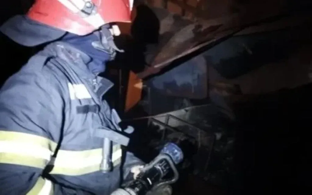 Incendiu violent, în toiul nopții, la o casă de pe strada Aron Pumnul din municipiu