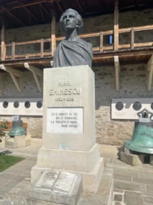 statuie Mihai Eminescu