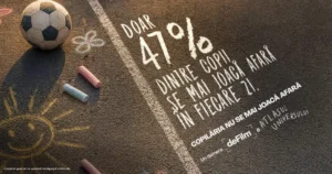 COPILĂRIA NU SE MAI JOACĂ AFARĂ! Copiii români petrec prea puțin timp la joacă afară și prea mult timp pe ecrane