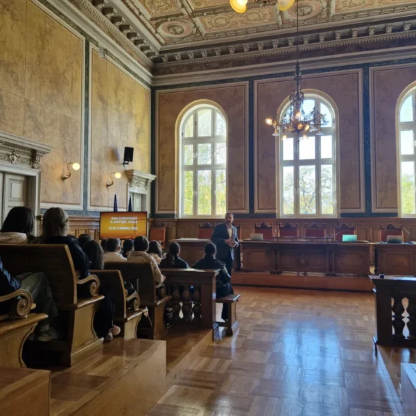 Peste 250 de persoane au vizitat Tribunalul Arad de „Ziua Porţilor Deschise”