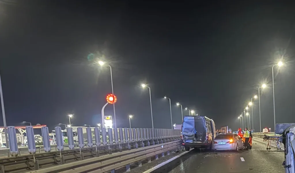 Accident cu 5 autovehicule pe A1, în dreptul comunei Șagu | 7 din cele 12 persoane implicate au ajuns la spital