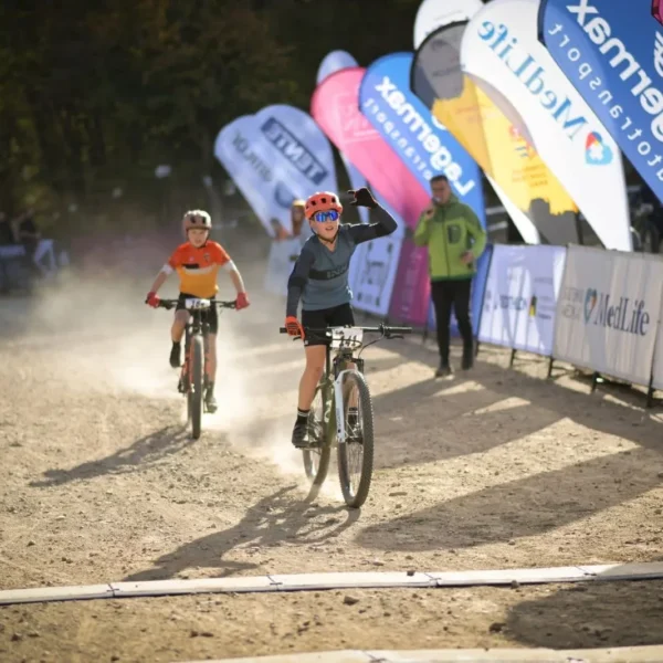 Arad MTB Trophy și Together Run Arad – două evenimente de succes care au adus împreună sute de participanți și numeroase familii
