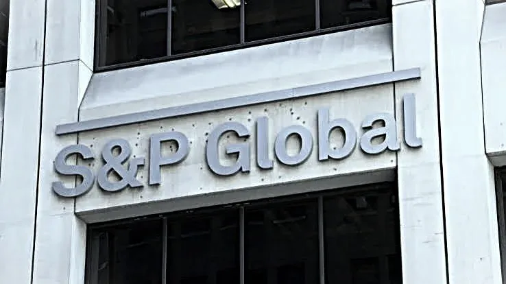 România a scăpat de „junk” | S&P a păstrat ratingul BBB-, dar perspectiva este negativă