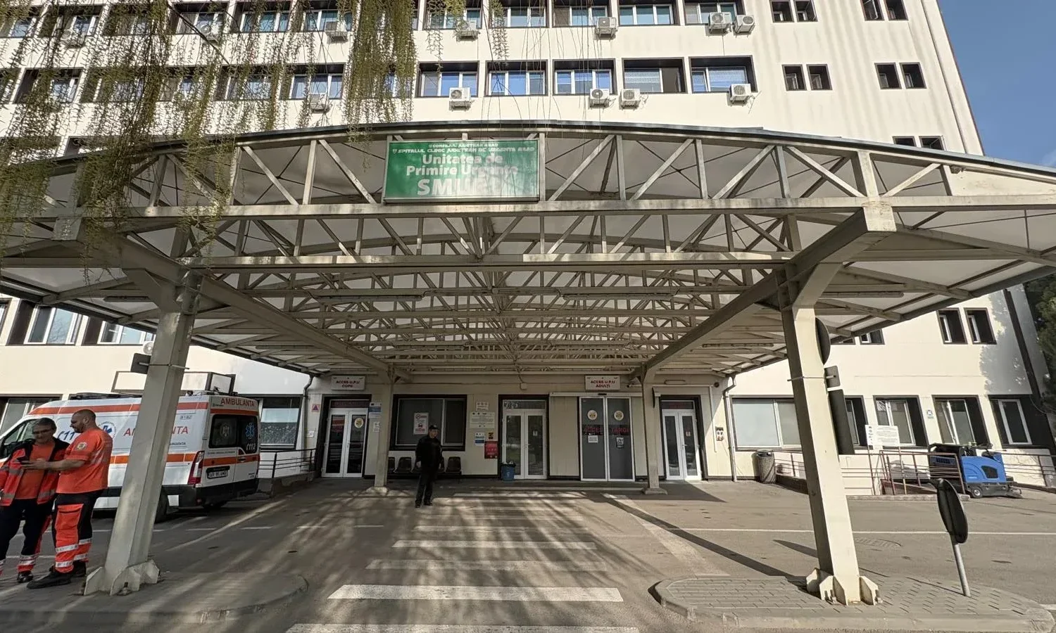 Un bărbat de 30 de ani este în comă de gradul 3 după ce a căzut de pe o schelă, în comuna Vladimirescu
