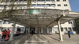 Un bărbat de 30 de ani este în comă de gradul 3 după ce a căzut de pe o schelă, în comuna Vladimirescu