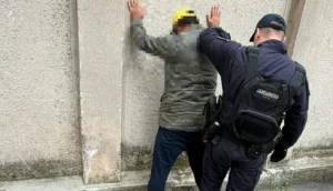 Bărbat ridicat de jandarmi, în timpul unui eveniment public din Piața Catedralei | Avea asupra sa un topor și alte obiecte periculoase în rucsac