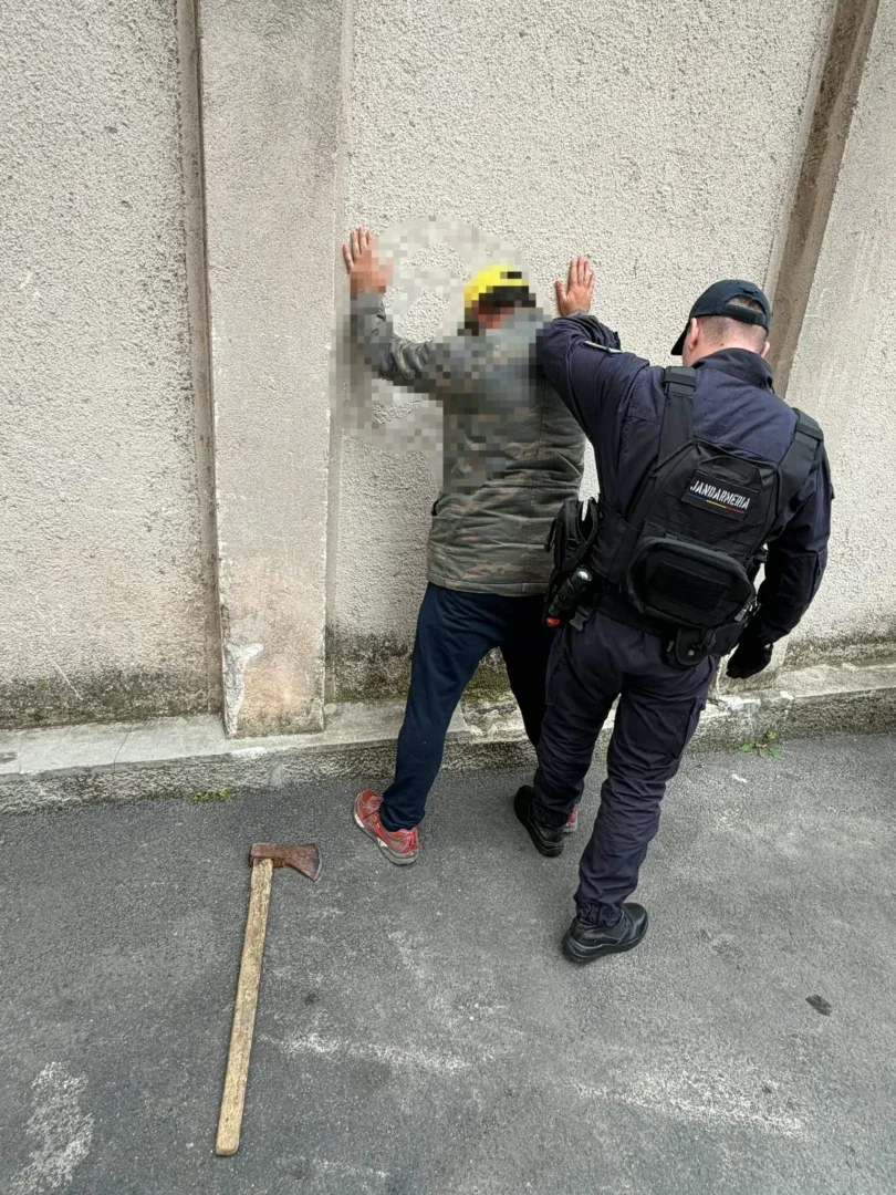 Bărbat ridicat de jandarmi, în timpul unui eveniment public din Piața Catedralei | Avea asupra sa un topor și alte obiecte periculoase în rucsac