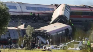 Două trenuri de mare viteză s-au ciocnit în Spania | Zeci de persoane au decedat