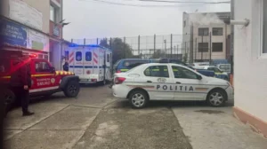 Atac cu cuțitul la o școală din Bistrița | O profesoară de matematică și un elev, înjunghiați în timpul orei