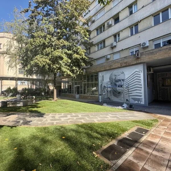 Sprijinit de un administrator inteligent, Irlo l-a imortalizat pe arhitectul-emblemă al Aradului modern pe peretele blocului pe care l-a proiectat și în care a locuit