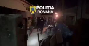 8 percheziții în județele Arad și Timiș, după furtul a 20.000 de euro dintr-o locuință din Chișineu-Criș | Doi bărbați au fost aduși la audieri, cel de-al treilea suspect este de negăsit