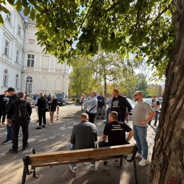 Protest al păgubiților KIA în fața Tribunalului Arad