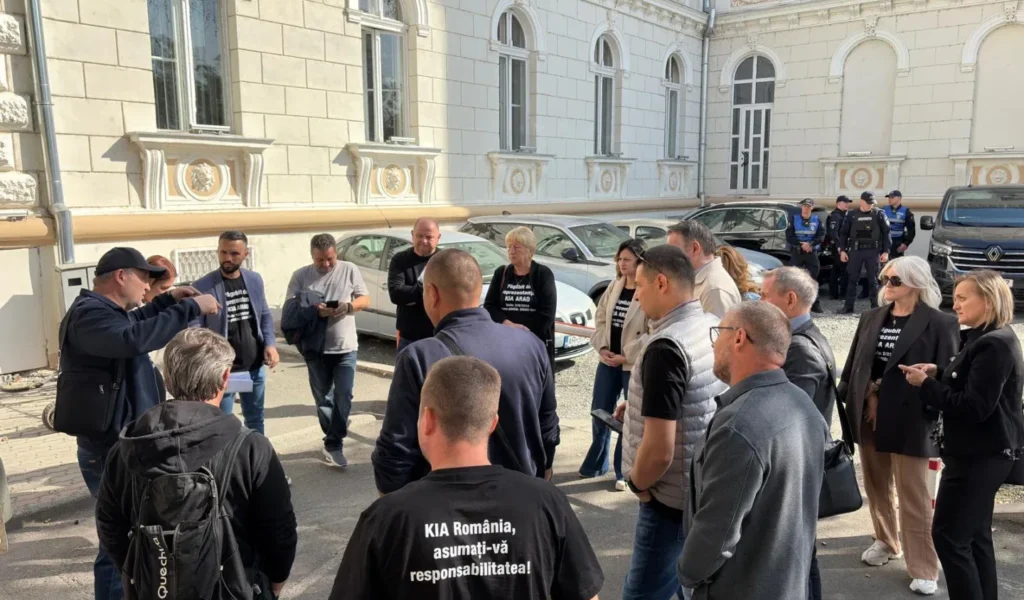 Protest al păgubiților KIA în fața Tribunalului Arad