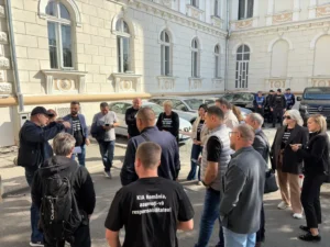 Protest al păgubiților KIA în fața Tribunalului Arad
