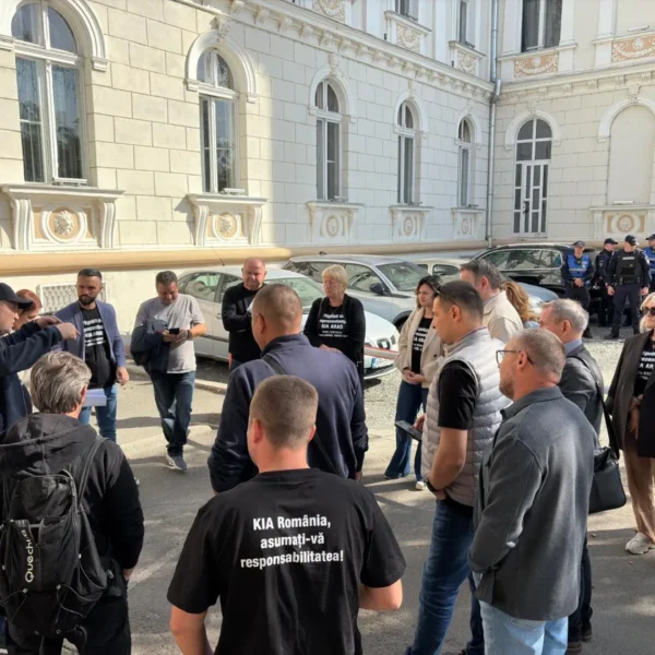 Protest al păgubiților KIA în fața Tribunalului Arad