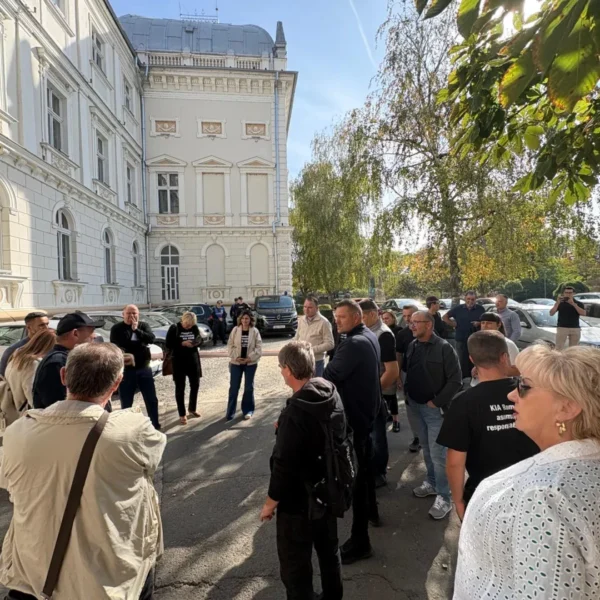Protest al păgubiților KIA în fața Tribunalului Arad