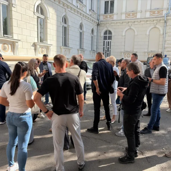 Protest al păgubiților KIA în fața Tribunalului Arad