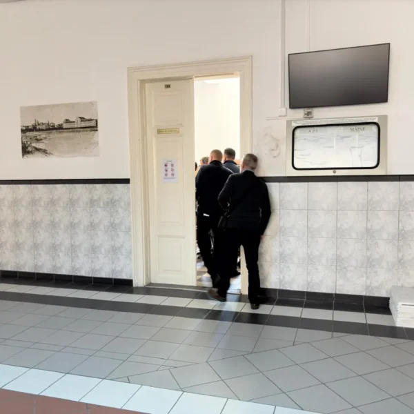 Protest al păgubiților KIA în fața Tribunalului Arad