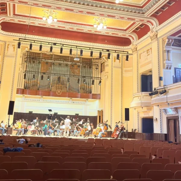 Repetiții pentru concertul simfonic „Dincolo de baghetă”