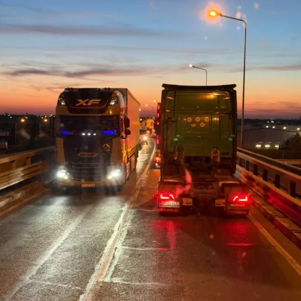 Transportatorii arădeni au organizat un nou protest | „Cerem remedierea urgentă a sistemului TollRo!”