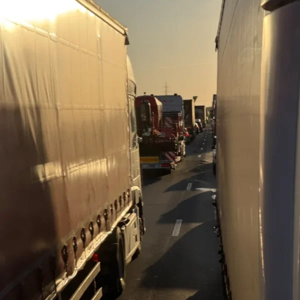 Transportatorii arădeni au organizat un nou protest | „Cerem remedierea urgentă a sistemului TollRo!”